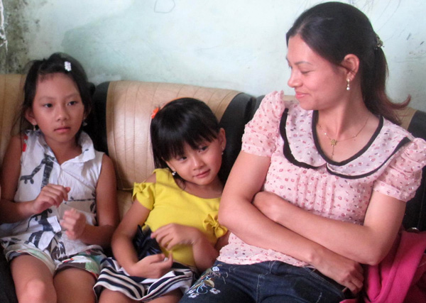 Chị Nguyễn Thị Mỹ Bình - nữ hộ sinh của TYT Lộc Ngãi hài lòng với 2 cô con gái dễ thương. Ảnh: A.Nhiên