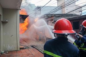 Lực lượng Cảnh sát PCCC dùng vòi rồng khống chế ngọn lửa