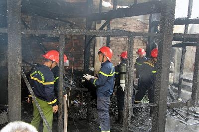 Lực lượng chức năng đưa thi thể nạn nhân bị chết cháy ra bên ngoài