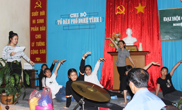 Ngọc (bìa trái) hướng dẫn các bạn trẻ thực hiện các động tác múa điệu xoang Tây Nguyên