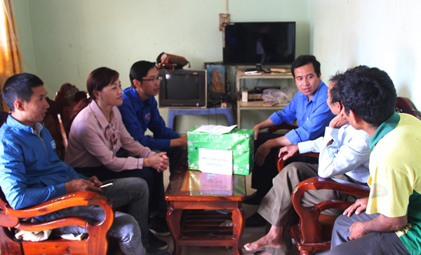 Chi Đoàn Báo Lâm Đồng thăm, thặng quà các gia đình chính sách tại xã Lộc Nam, huyện Bảo Lâm