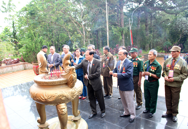 Đoàn lãnh đạo cùng 100 cá nhân tiêu biểu đã đến thắp nhang tưởng niệm các anh hùng liệt sỹ tại nghĩa trang liệt sỹ Đà Lạt