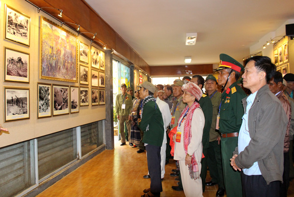 Các đại biểu đến thăm bảo tàng Lâm Đồng