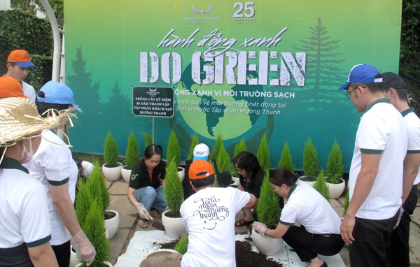50 nhân viên Khách sạn Mường Thanh Đà Lạt và du khách cùng hành động xanh vì môi trường sạch