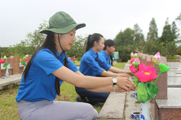 Đoàn thanh niên viếng Nghĩa trang liệt sĩ
