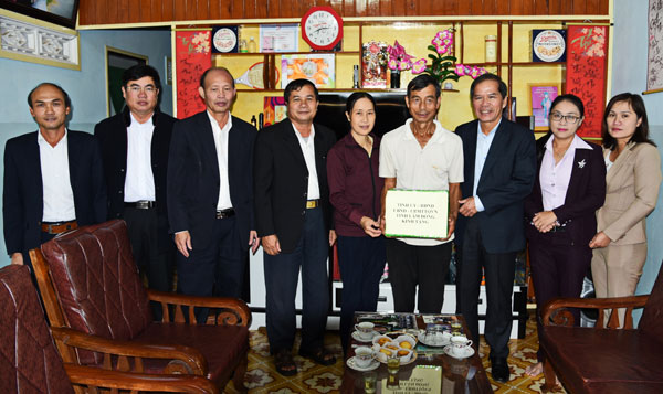 Bí thư Tỉnh ủy Nguyễn Xuân Tiến, thăm gia đình ông Lê Đức Phiên