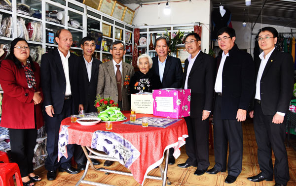 Đồng chí Nguyễn Xuân Tiến, thăm hỏi và tặng quà tại gia đình bà Lê Thị Dư