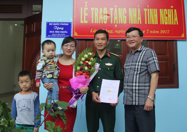 Thiếu tướng Hoàng Văn Minh trao Quyết định tặng nhà tình nghĩa cho gia đình Đại úy Biện Đức Long