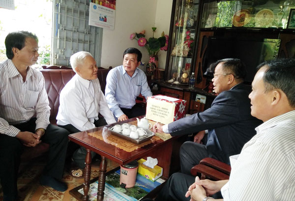 Chủ tịch UBND tỉnh tặng quà cho gia đình ông Hà Huy Do, cán bộ tiền khởi nghĩa trong kháng chiến chống Mỹ tại địa phận tỉnh Lâm Đồng
