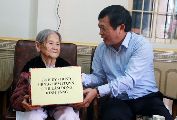 Đồng chí Đoàn Văn Việt thăm hỏi ân cần và trao quà tặng mẹ Việt Nam Anh Hùng Lê Thị Chững chiều ngày 23/7