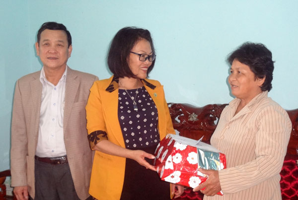 Các ban Xây dựng Đảng Tỉnh ủy thăm, tặng quà các gia đình chính sách