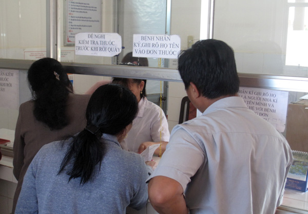 Nhiều bệnh nhân có thẻ BHYT đang nhận thuốc tại quầy cấp thuốc BHYT của Trung tâm Y tế  huyện Bảo Lâm. Ảnh: Diệu Hiền