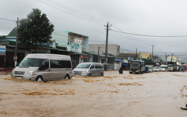 Đoạn đường trên Quốc lộ 20 (thuộc thôn Ánh Mai 3, xã Lộc Châu, TP Bảo Lộc) biến thành “sông” hơn 10 ngày qua