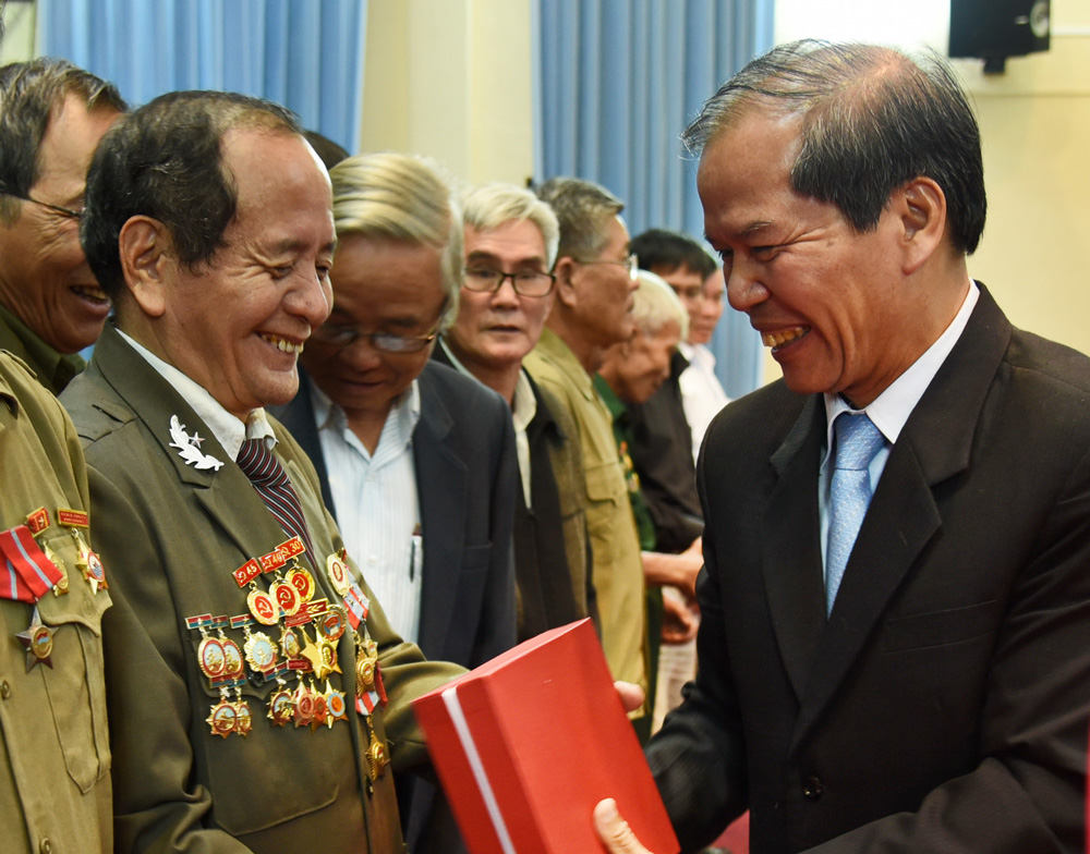 Đồng chí Nguyễn Xuân Tiến – UVTƯ Đảng, Bí thư Tỉnh ủy tri ân và tặng quà đến các đại biểu là người có công tiêu biểu của tỉnh