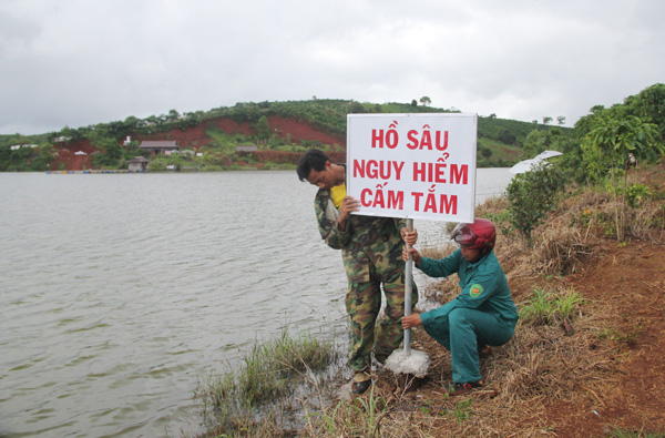 Xã Lộc Tân (huyện Bảo Lâm) triển khai cắm biển cảnh báo đuối nước. Ảnh: Khánh Phúc