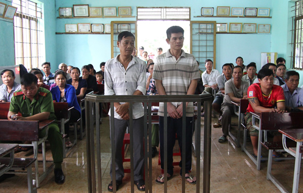 Hai bị cáo Phạm Văn Thắng và Đặng Văn Thắng (thứ tự từ phải qua) tại phiên tòa sơ thẩm
