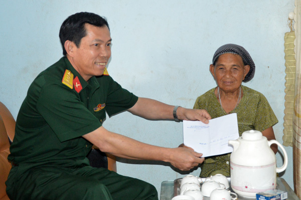 Đại tá Trần Chiến - Phó Chính ủy Bộ CHQS tỉnh thăm, tặng quà gia đình đối tượng chính sách huyện Bảo Lâm