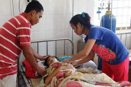 Cháu Linh đang nằm điều trị tại Trung tâm Y tế huyện Cát Tiên 