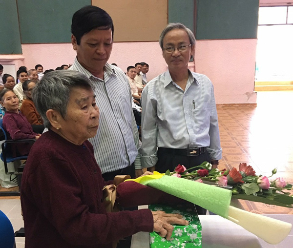 Lãnh đạo huyện Đạ Tẻh thăm hỏi, tặng quà Mẹ Việt Nam anh hùng Phan Thị Tự. Ảnh: Đ.Anh 