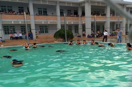 Bể bơi Trường PT DTNT Bảo Lâm được xây dựng từ sự đóng góp kinh phí của phụ huynh. Ảnh: Tuấn Hương