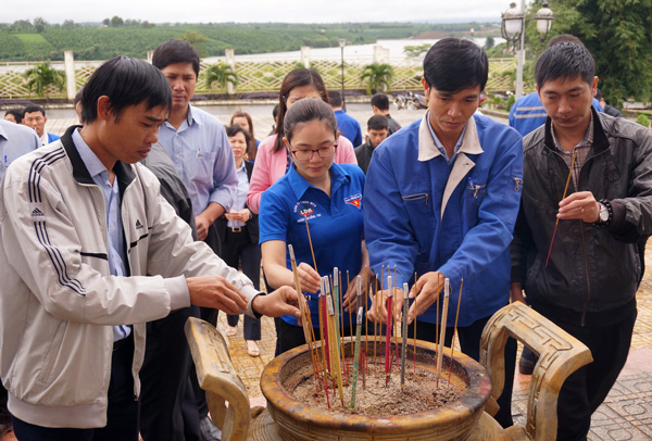 Công ty Nhôm Lâm Đồng tặng 50 suất quà cho gia đình chính sách