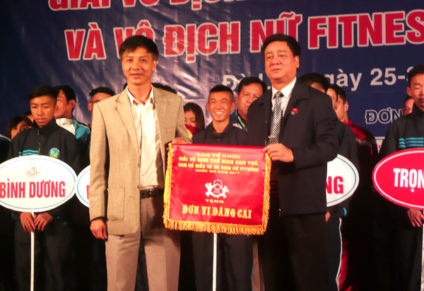 Đại diện lãnh đạo Tổng cục TDTT trao cờ lưu niệm cho Lâm Đồng - đơn vị đăng cai 