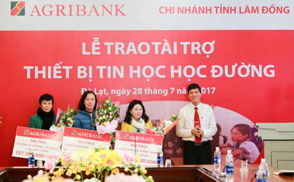 Ông Nguyễn Xuân Hòa trao biểu trưng tài trợ thiết bị học đường cho Hiệu trưởng 3 Trường Tiểu học Tà Nung, Trạm Hành và Phước Thành