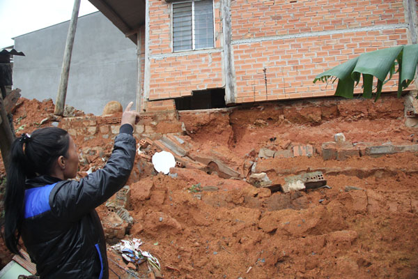 Bảo Lâm: Sập tường rào, 2 ngôi nhà bị hư hỏng nặng