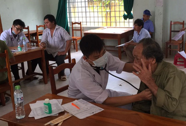 Khám, cấp thuốc cho bà con nghèo tại huyện Đạ Tẻh và Cát Tiên