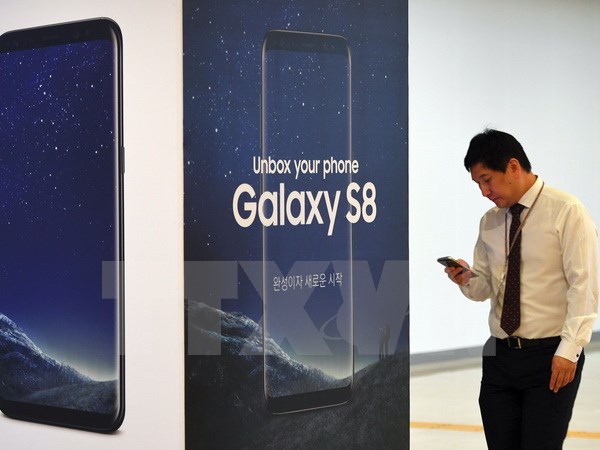 Biển quảng cáo điện thoại Samsung Galaxy S8 tại một cửa hàng ở Seoul, Hàn Quốc. (Ảnh: AFP/TTXVN)