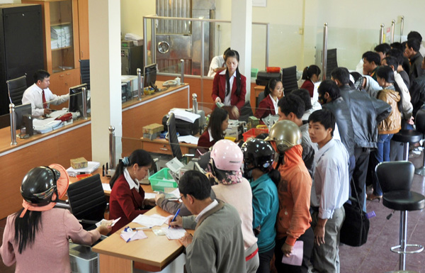 Khách hàng của Chi nhánh Ngân hàng Agribank Di Linh ngày càng đông. Ảnh: X.Long