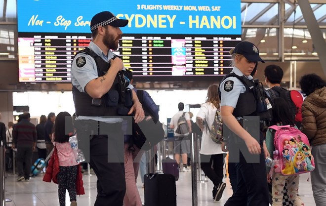 Cảnh sát Australia tuần tra tại sân bay Sydney ngày 30/7 trong bối cảnh an ninh được tăng cường do lo ngại khủng bố. (Nguồn: AFP/TTXVN)
