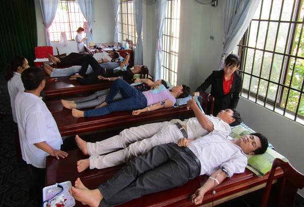 Các tình nguyện viên huyện Cát Tiên hiến máu nhân đạo