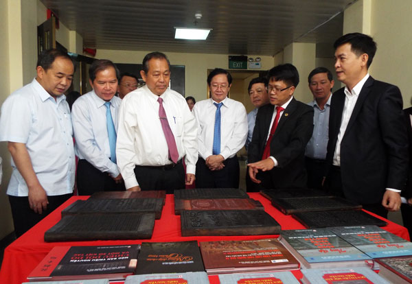 Phó Thủ tướng tham quan không gian trưng bày Mộc bản triều Nguyễn