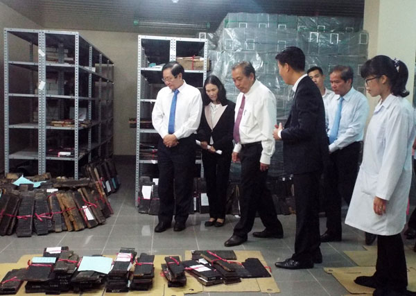 Phó Thủ tướng tham quan kho bảo quản tài liệu Mộc bản