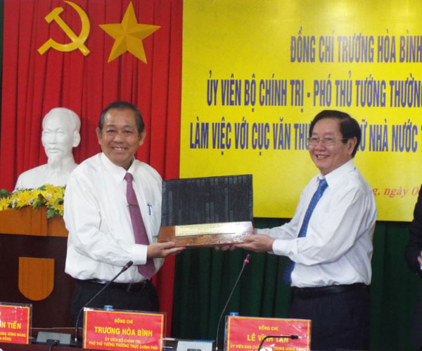 Trao tặng Phó Thủ tướng Trương Hòa Bình phiên bản tài liệu Mộc bản về việc vua Gia Long đổi quốc hiệu Việt Nam