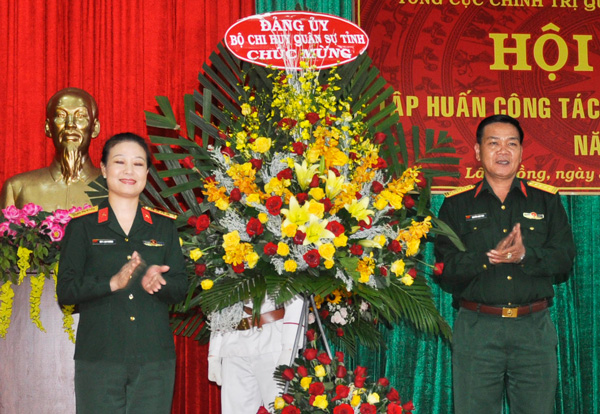 Đại tá Nguyễn Nhật Nga - Chính ủy Bộ Chỉ huy Quân sự tỉnh Lâm Đồng tặng hoa chào mừng