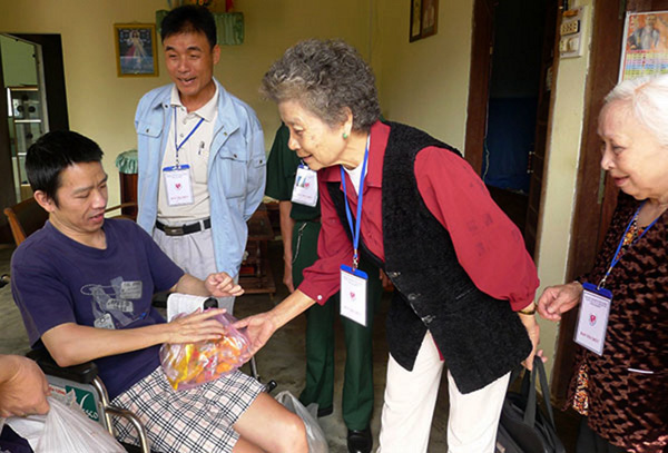 Bà Lê Thị Kim Liên trao quà giúp bệnh nhân nghèo. Ảnh: Khánh Phúc
