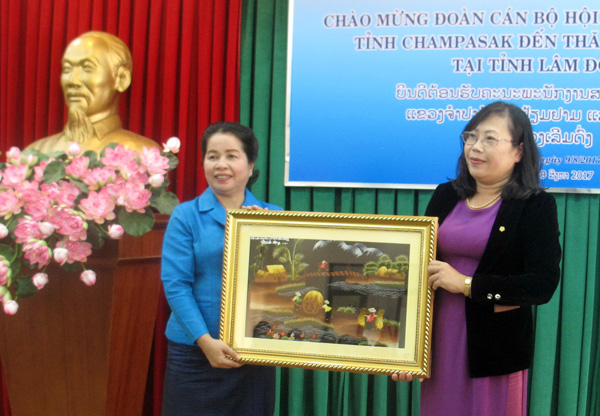 Bà Phạm Thị Mỹ Huyền - Chủ tịch Hội LHPN tỉnh Lâm Đồng tặng qùa lưu niệm tới đại diện  Hội LHPN Chămpasak