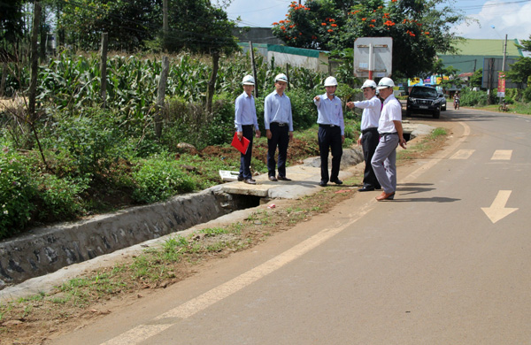 Công ty Nhôm Lâm Đồng xây mương thoát nước, làm đường miễn phí giúp người dân thị trấn Lộc Thắng