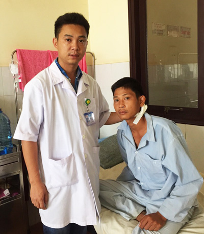 Bác sỹ Phí Hiền Hữu và bệnh nhân Vũ sau ca phẫu thuật thành công
