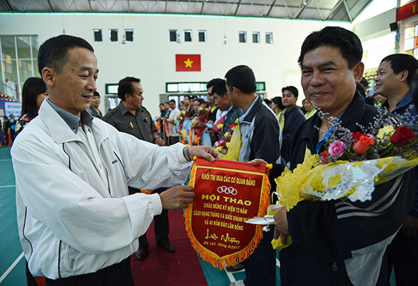 Đồng chí Trần Văn Hiệp, Trưởng Ban Tuyên giáo Tỉnh ủy trao cờ lưu niệm cho các đoàn tham dự