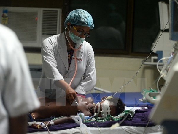 Nhân viên y tế chữa trị cho một em nhỏ tại bệnh viện Baba Raghav Das ở Gorakhpur, Ấn Độ. (Nguồn: AFP/TTXVN)
