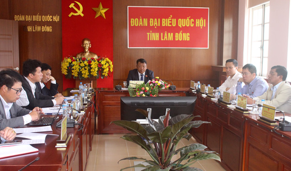 Các đại biểu tham dự tại đầu cầu Lâm Đồng về trực tuyến phiên chất vấn Bộ trưởng Bộ Xây dựng của UBTVQH