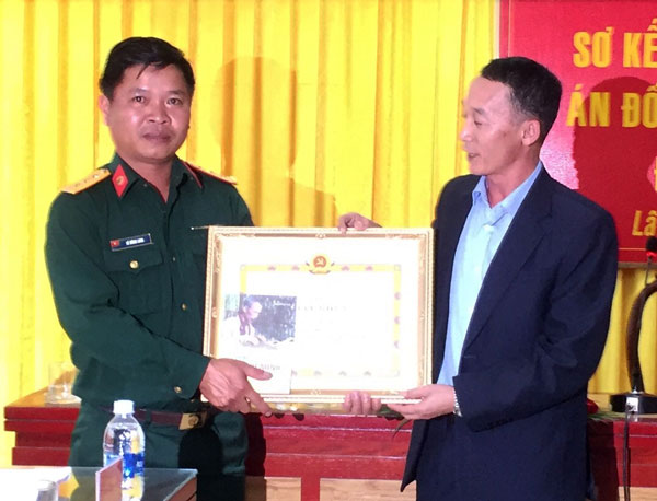 Đồng chí Trần Văn Hiệp trao Giấy khen và gửi tặng Thượng úy Lê Đăng Linh - nhân viên Quân y cuốn sách “Những mẩu chuyện về phong cách Hồ Chí Minh”.