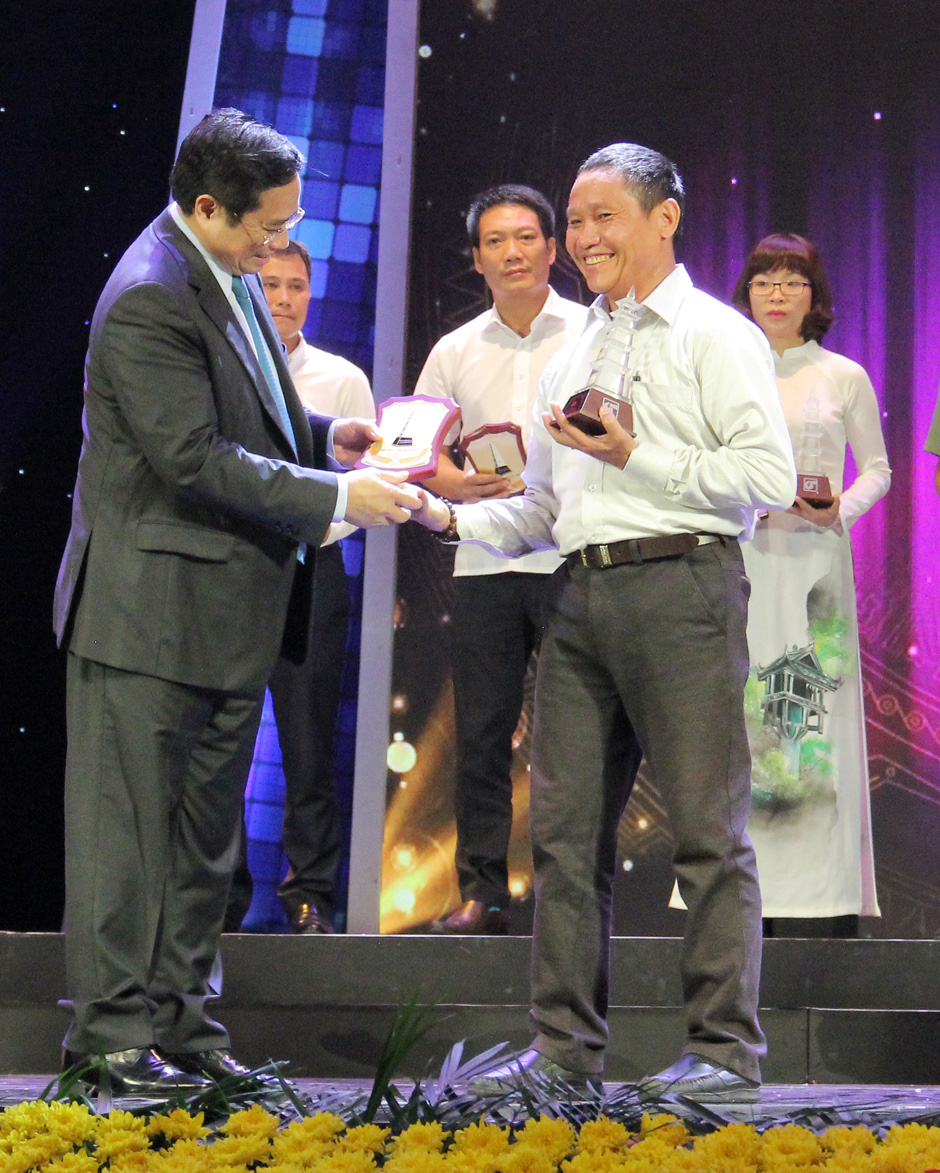 Nhà báo Minh Đạo nhận Giải thưởng Báo chí Quốc gia năm 2016 tại Hà Nội