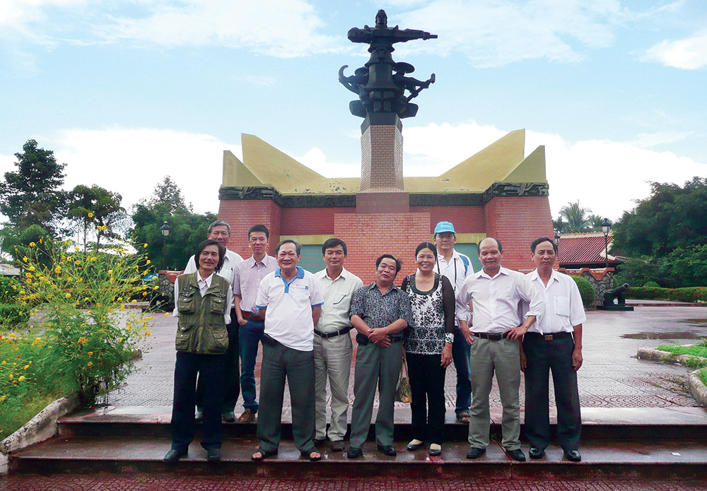 Đoàn Báo Lâm Đồng trong một chuyến công tác miền Tây năm 2014