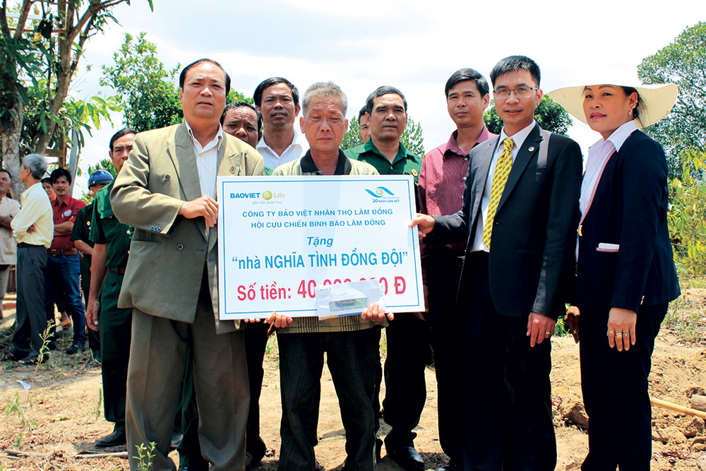 Phối hợp với Công ty Bảo Việt nhân thọ Lâm Đồng trao tặng nhà “Nghĩa tình đồng đội”.
