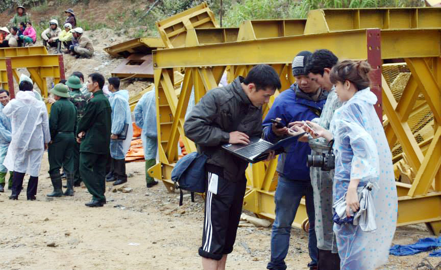 Tác nghiệp tại vụ sập hầm Thủy điện Đạ Dâng - Đạ Chomo. Ảnh: V. Báu