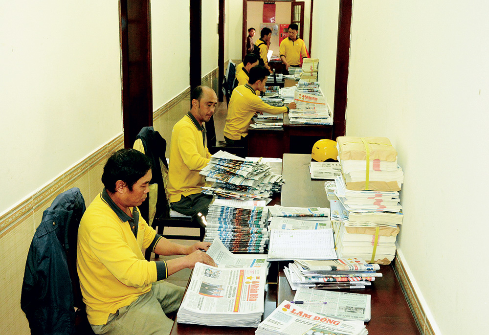 Phát hành báo chí tại Bưu điện trung tâm tỉnh Lâm Đồng. Ảnh: Văn Báu